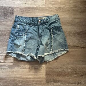 M. Officer Women's Frayed Hem Jean Shorts - Light Blue
